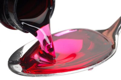 Nahaufnahme der Textur beim Eingießen von wocklean purple syrup